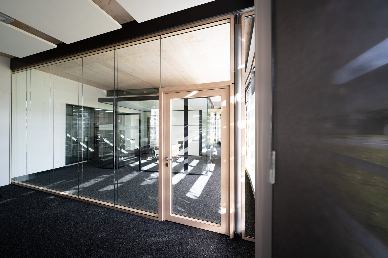 Projekt Showroom rahmenloses Glastrennwandsystem