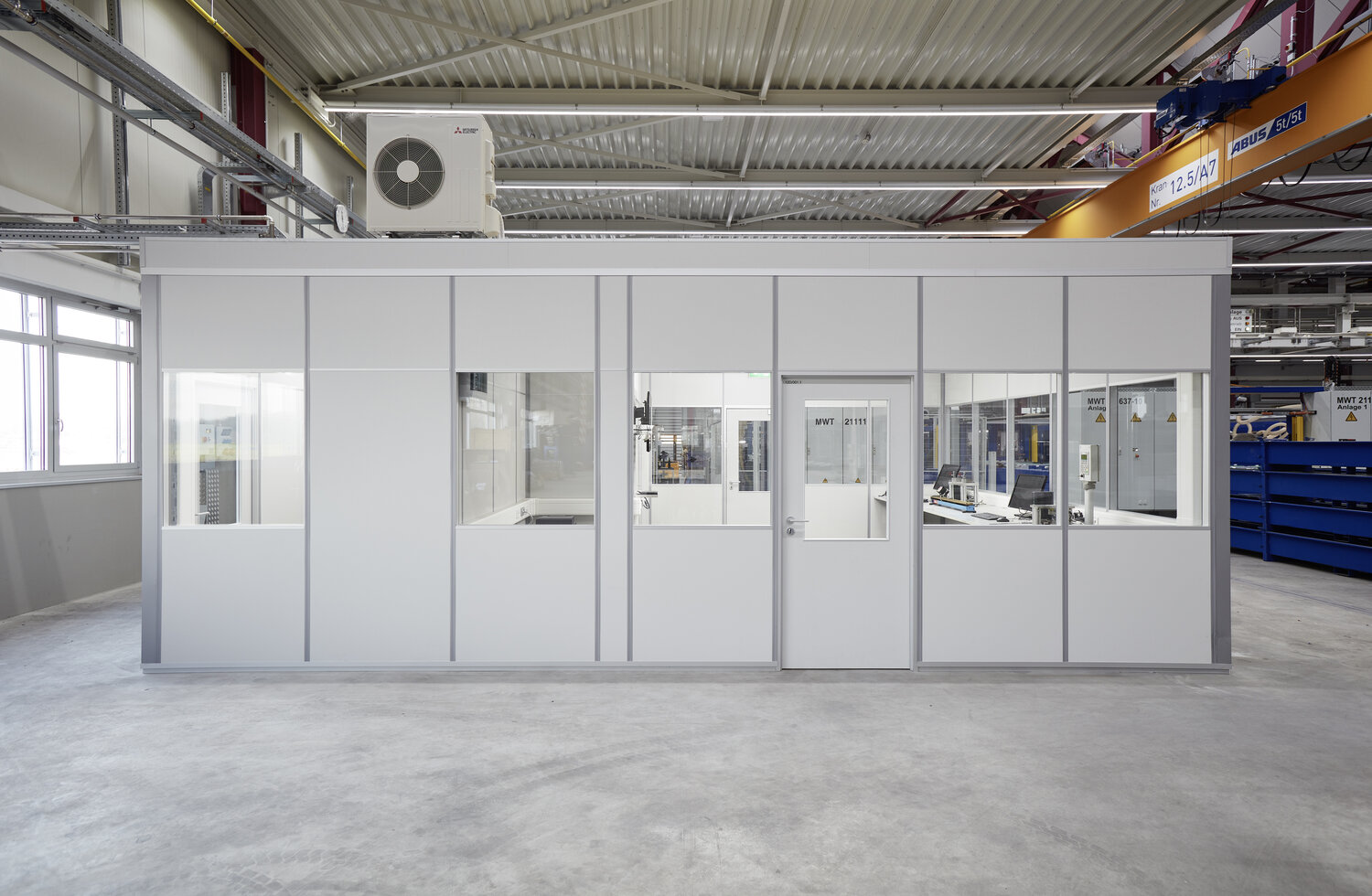 Projekt Fischer Produktion Hallenbüro weiß Außenansicht