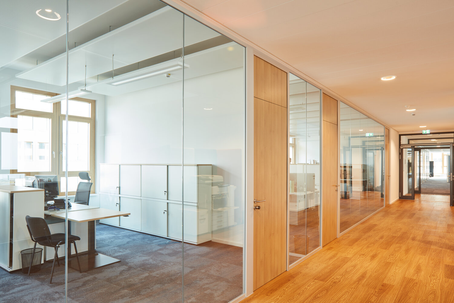 Projekt Bayern Innovation Einzelbüros mit Glastrennwänden und Volltüren in Holzoptik