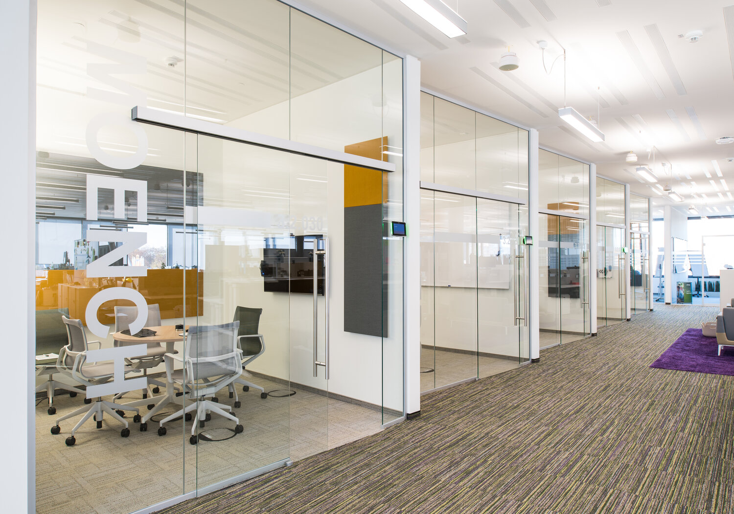 Projekt Citrix Blick in Büro mit kleinen Konferenzräumen mit rahmenlosem Glastrennwandsystemen