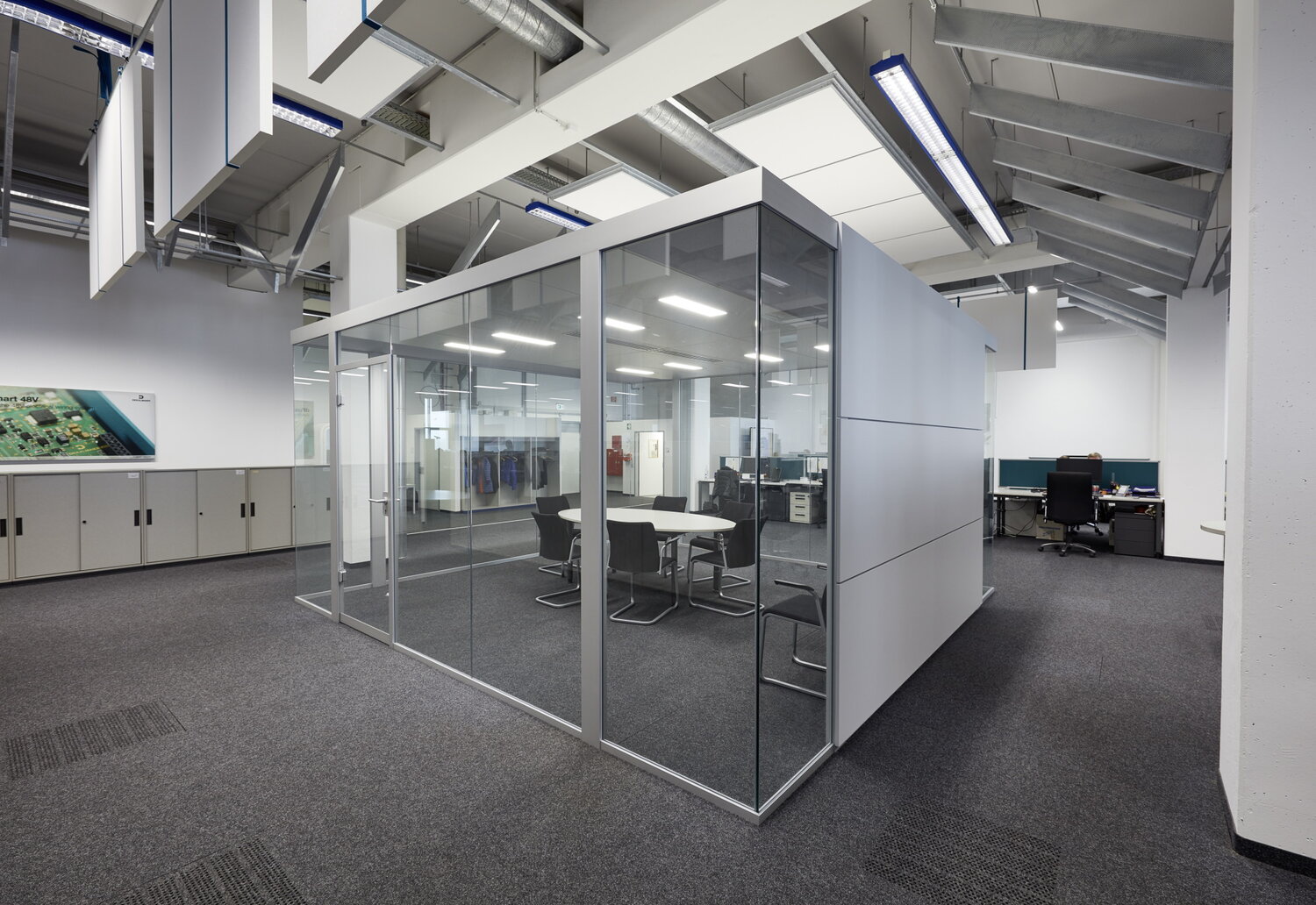 Projekt Draexlmaier Raum-in-Raum System aus Glas und Vollwand