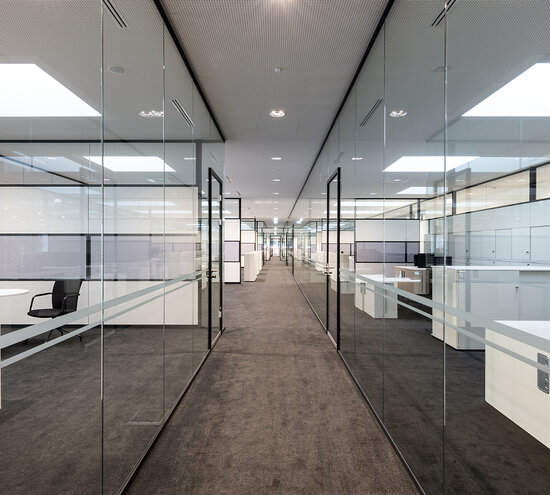 Projekt Emil Frey Blick in Büroflur mit Glastrennwänden
