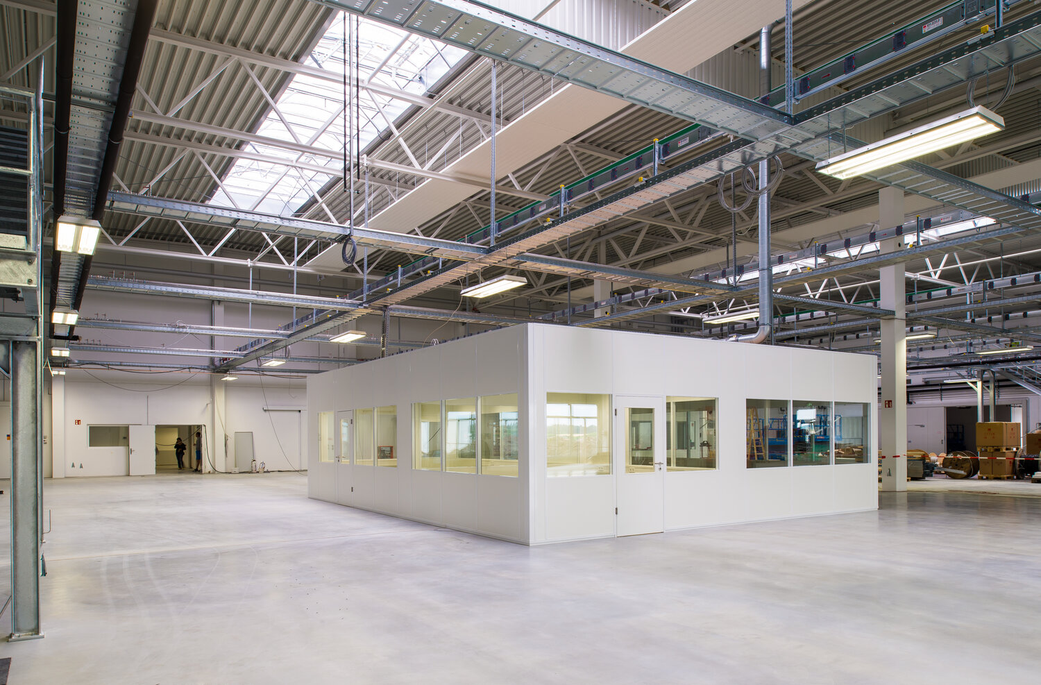 Projekt Hafner Produktion Meisterbüro in weiß