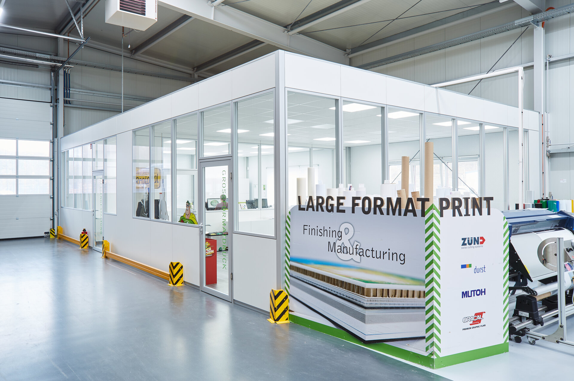 PANhallenbüro als Raum in Raum Lösung in einer Produktionshalle mit Glas und Vollwänden