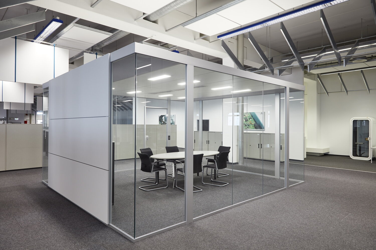 Projekt Draexlmaier Raum-in-Raum System aus Glas und Vollwänden