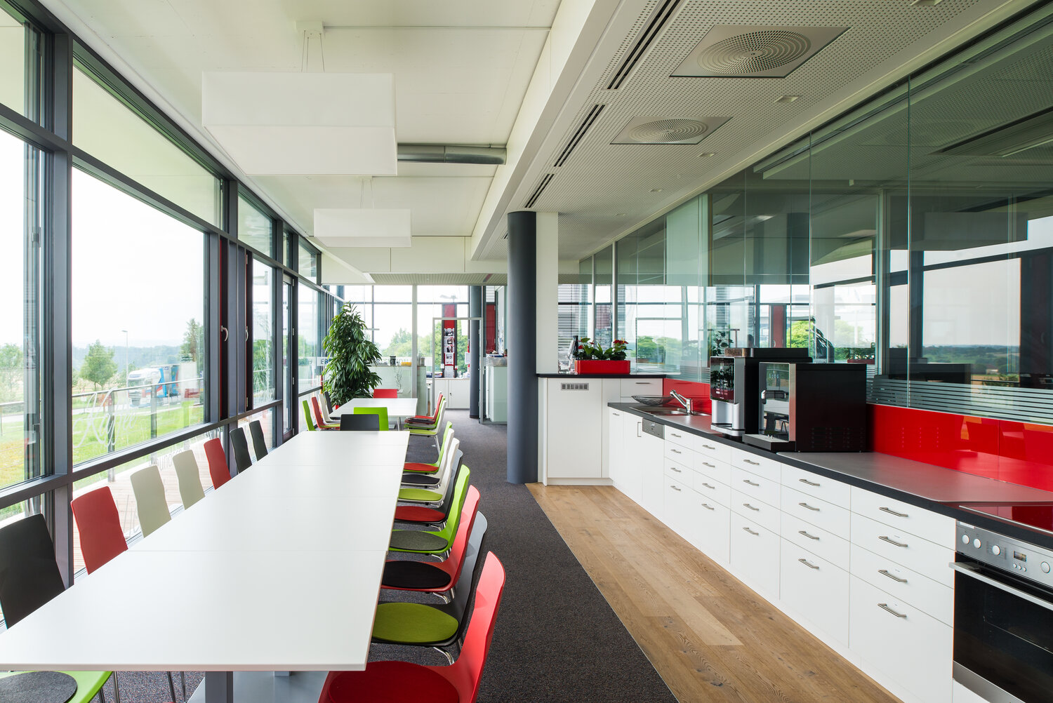 Projekt Schnepf Büroküche mit Glastrennwand