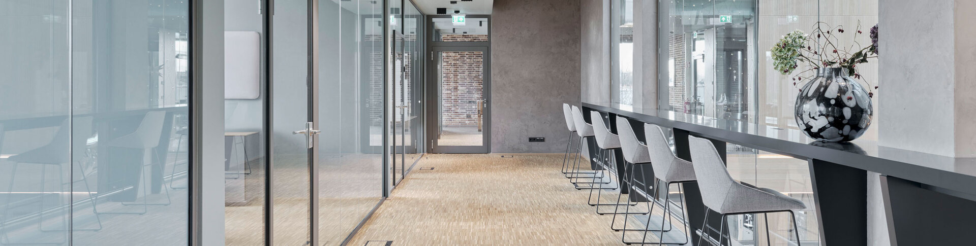 Glas-Trennwandsystem - für maximale Transparenz als Ganzglas-Trennwand.