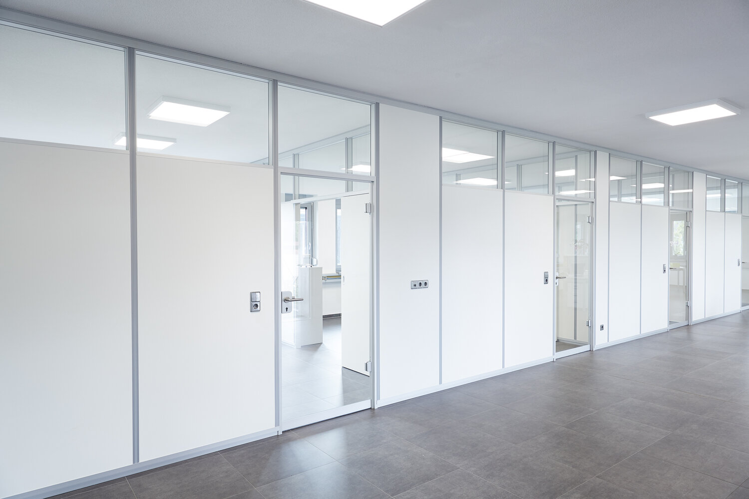 Projekt Leber Trennwandsysteme aus Vollwand mit Glastür