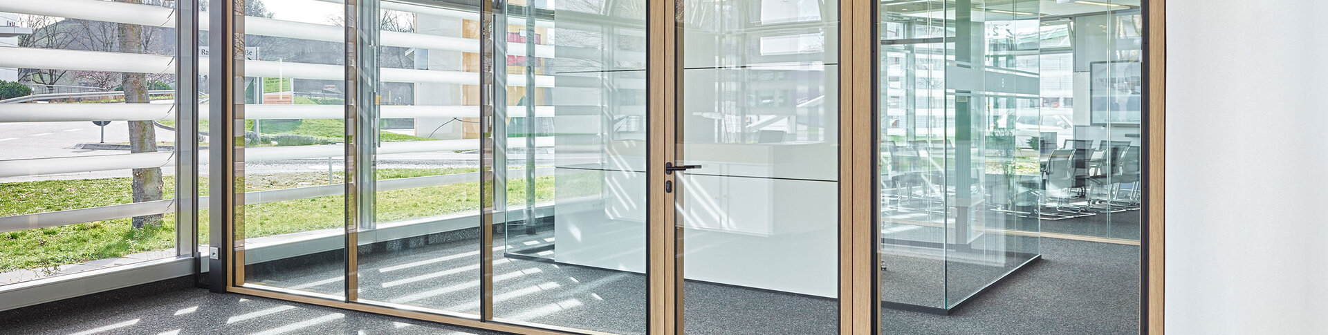 Holz-Trennwandsystem – für hohe Schalldämmung und warme Holzoptik.