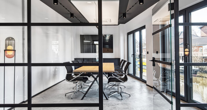 Projekt Frenzel kleiner Konferenzraum mit Glaswänden im industrial style