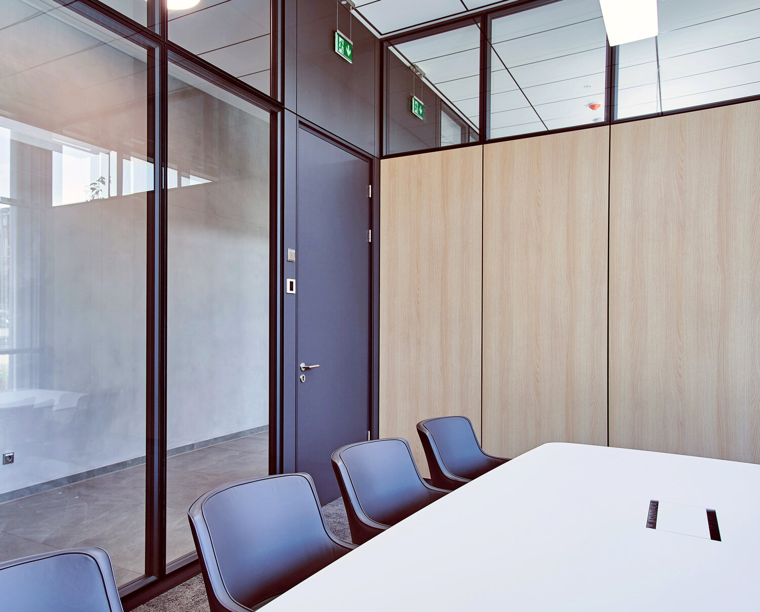 Projekt Fischer Innenansicht Konferenzraum mit Glastrennwänden und Vollwänden