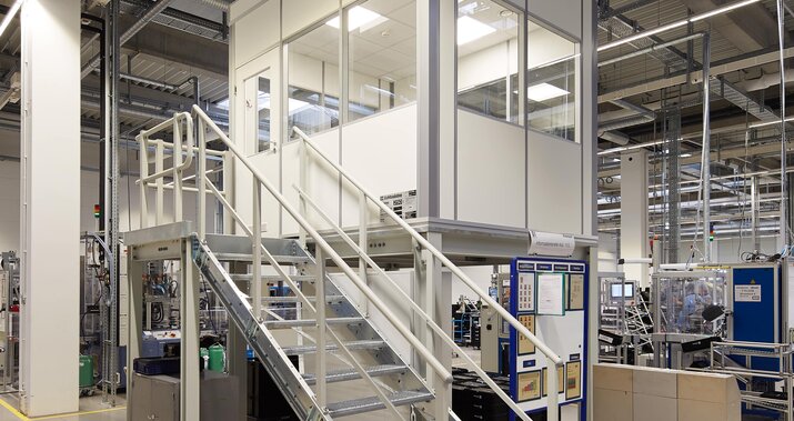 Projekt EBM Erhöhtes Hallenbüro in Produktionshalle