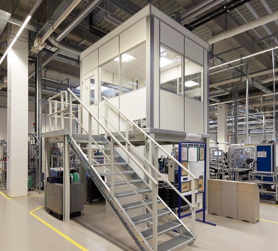 Projekt EBM Erhöhtes Hallenbüro in Produktionshalle