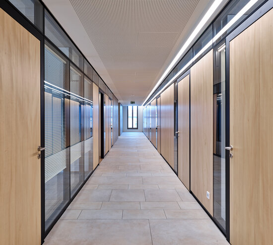 Projekt Rathaus Büroflur mit Glastrennwandsystemen mit Holztüren