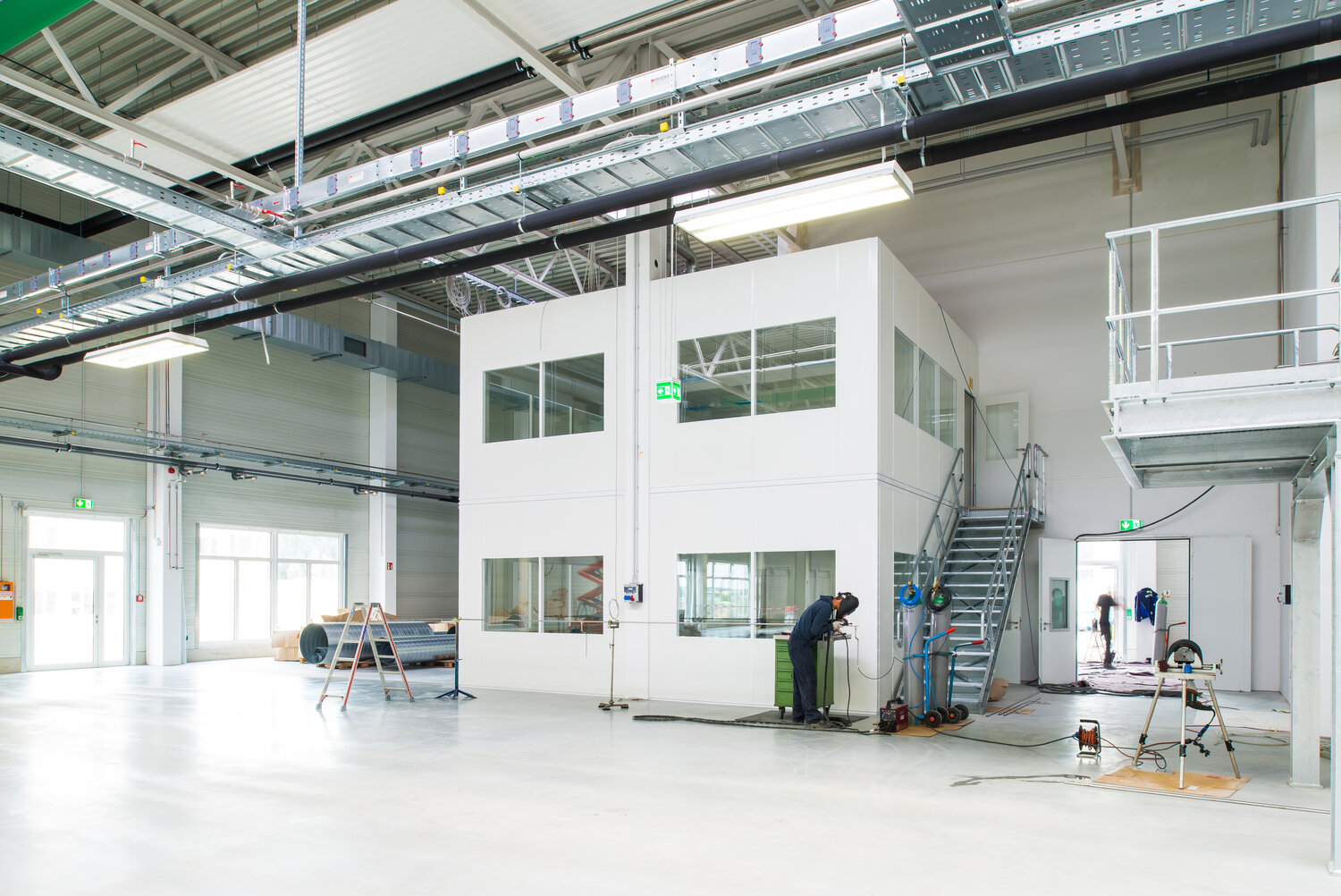 Projekt Hafner Produktion zweistöckiges Hallenbüro
