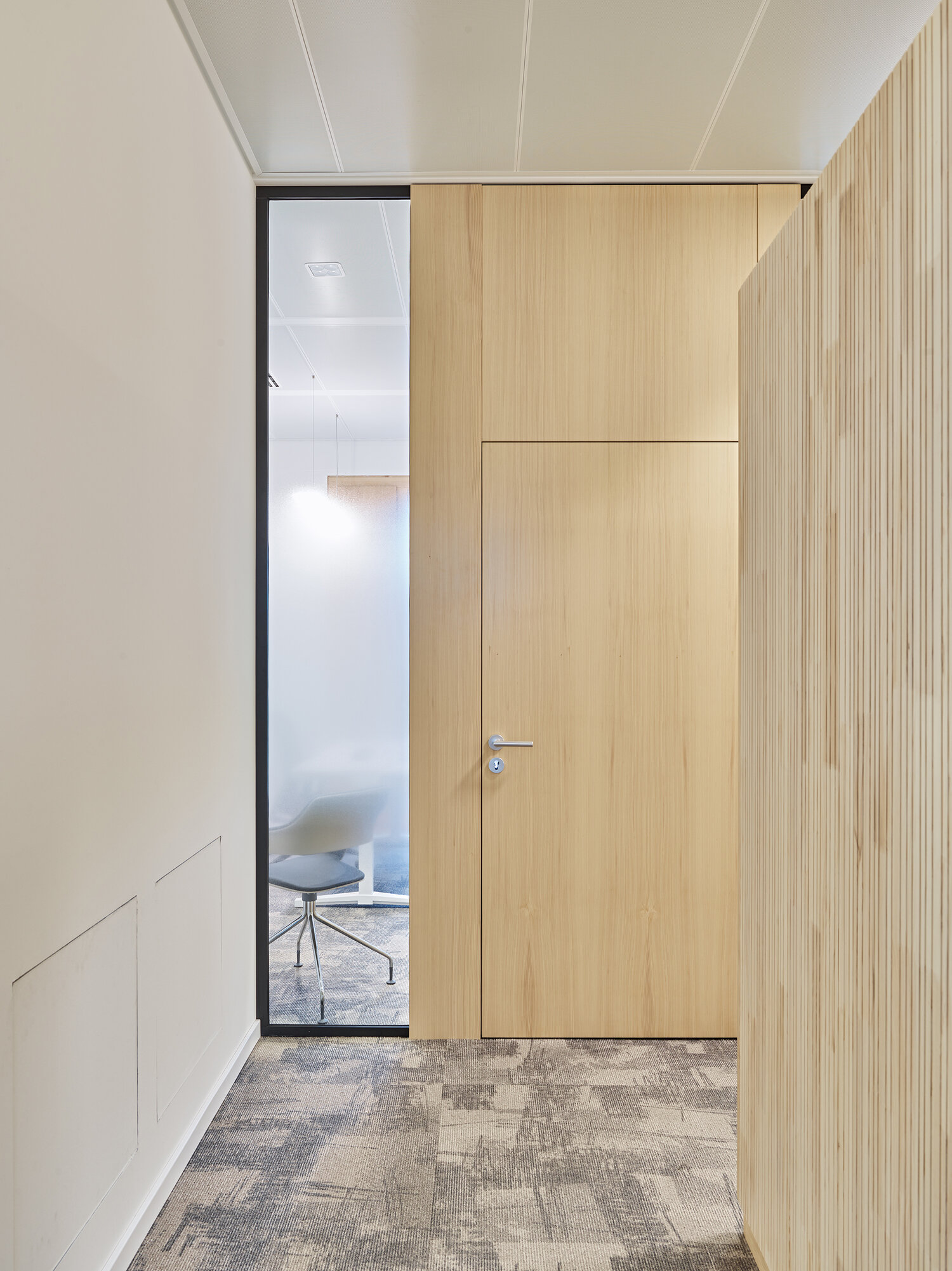 Projekt Volksbank Ettenheim Trennwand aus Holz und Glas