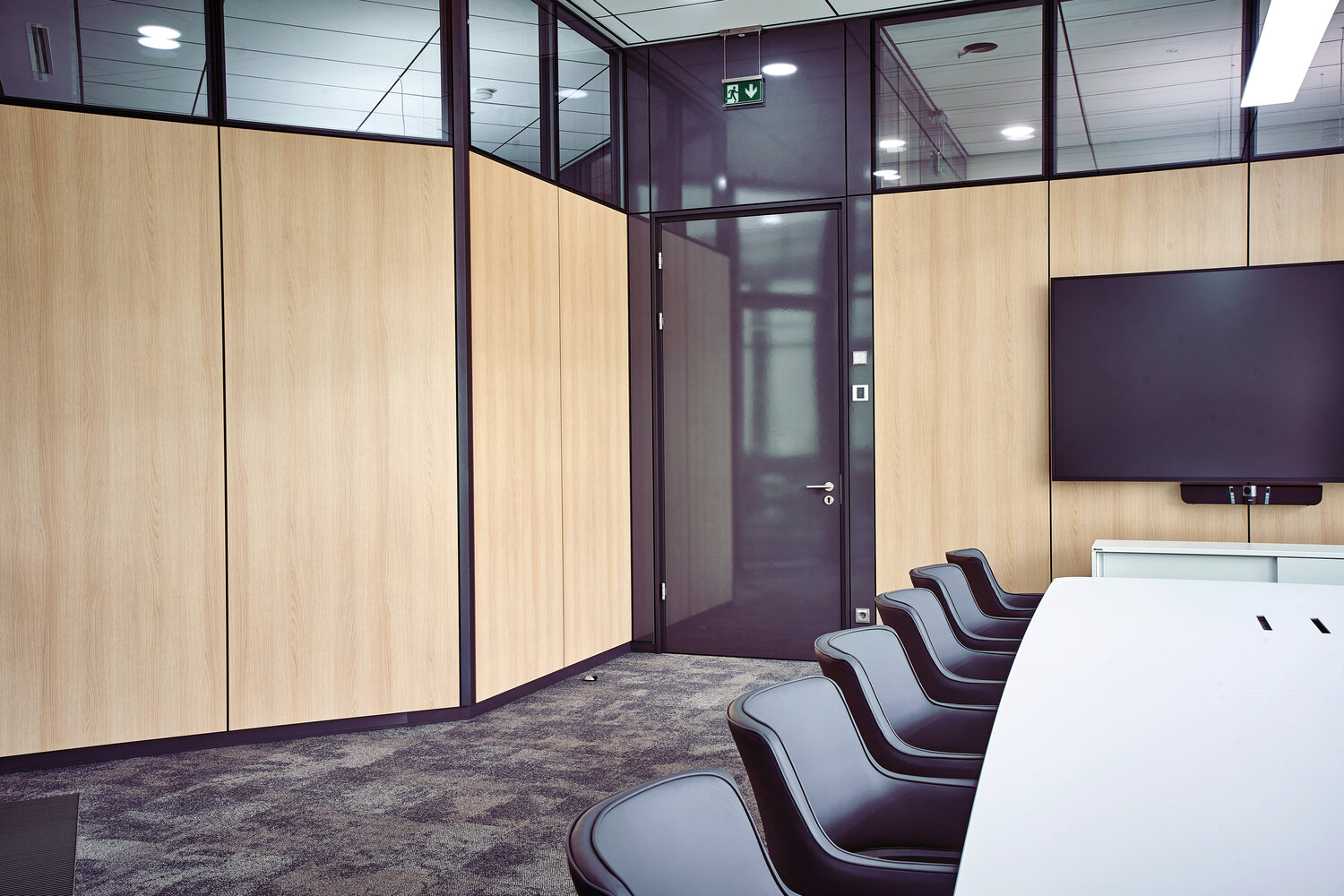 Projekt Fischer Innenansicht Konferenzraum mit Vollwänden