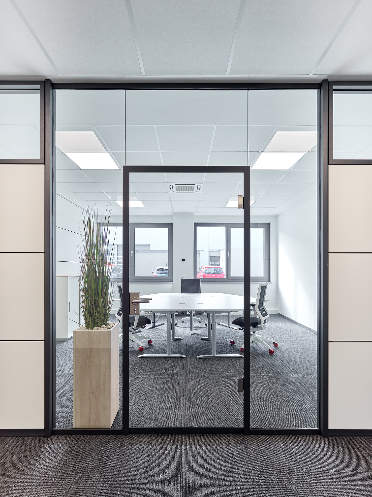 Projekt NetPlans Glastrennwandsystem mit Glastür