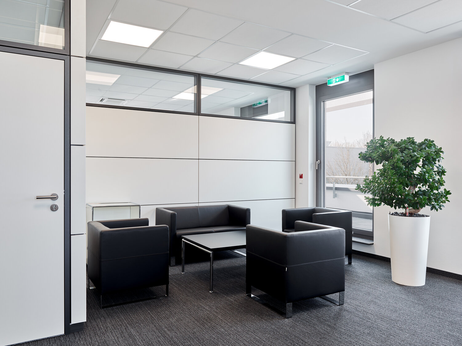 Projekt NetPlans Wartebereich mit Vollwand Trennwandsystem