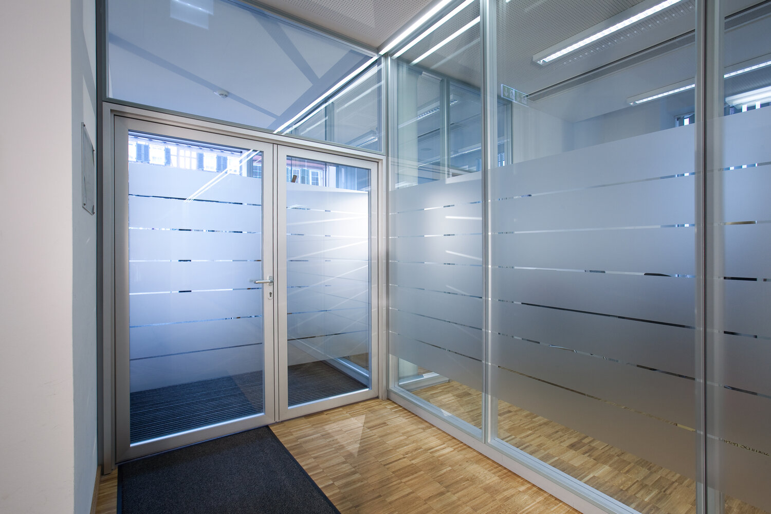 Projekt Musikschule Calw folierte Glastrennwände mit Glastür