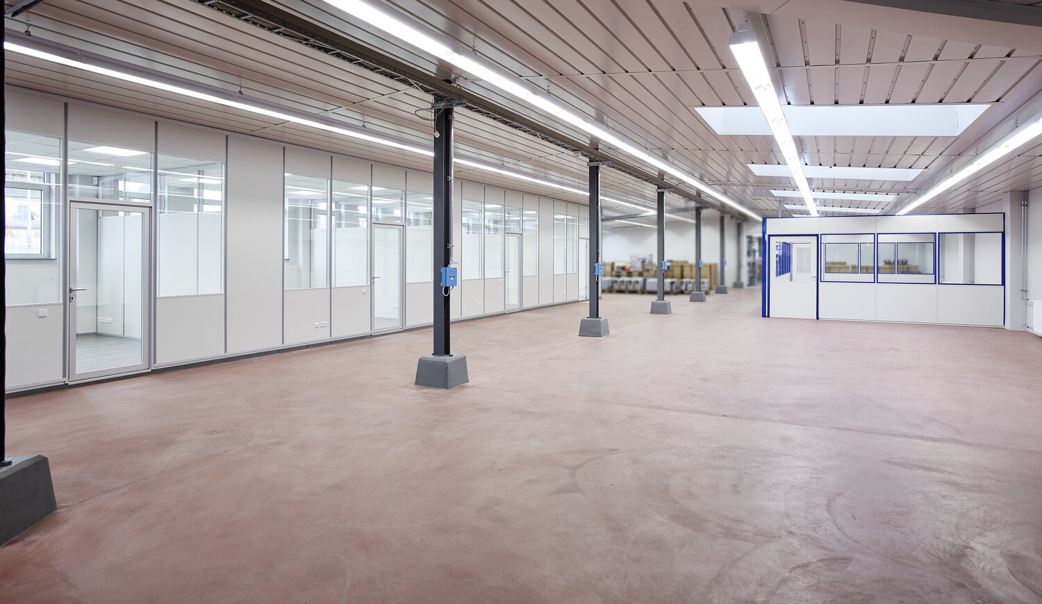 Projekt Mussana Bürohalle mit Trennwandsystemen aus Glas und Vollwänden