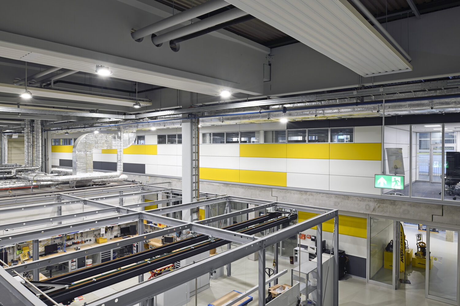 Projekt Wagner Hallenbüro gelb weiß grau in Produktionshalle
