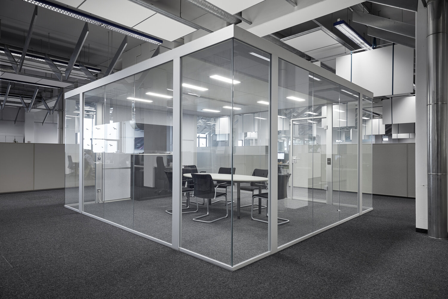 Projekt Draexlmaier Raum-in-Raum Lösung aus Glas und Vollwand