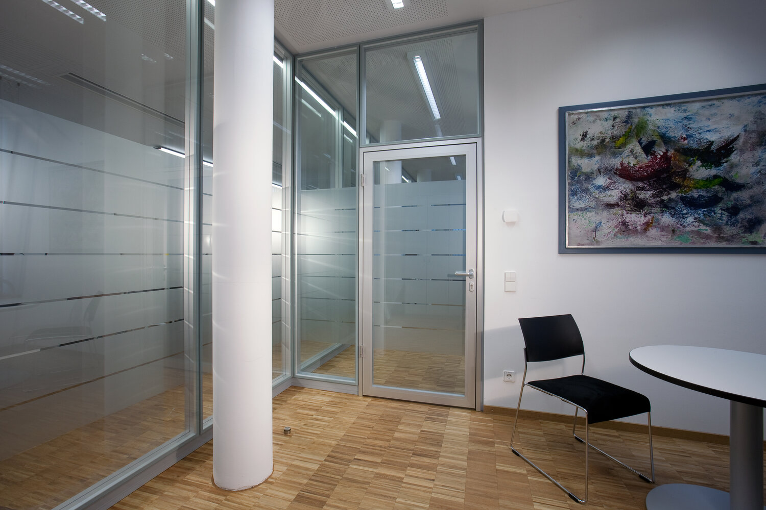 Projekt Musikschule Calw Raum mit teilweise folierten Glastrennwänden