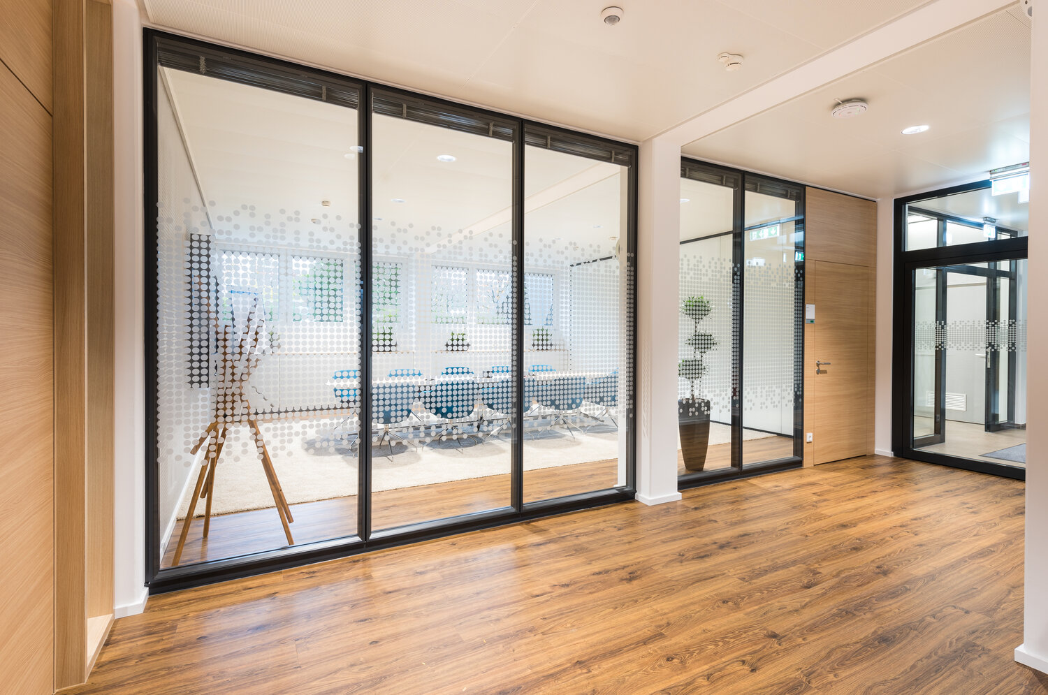 Projekt Fiducia Konferenzraum mit bedruckten Glastrennwänden und Volltür