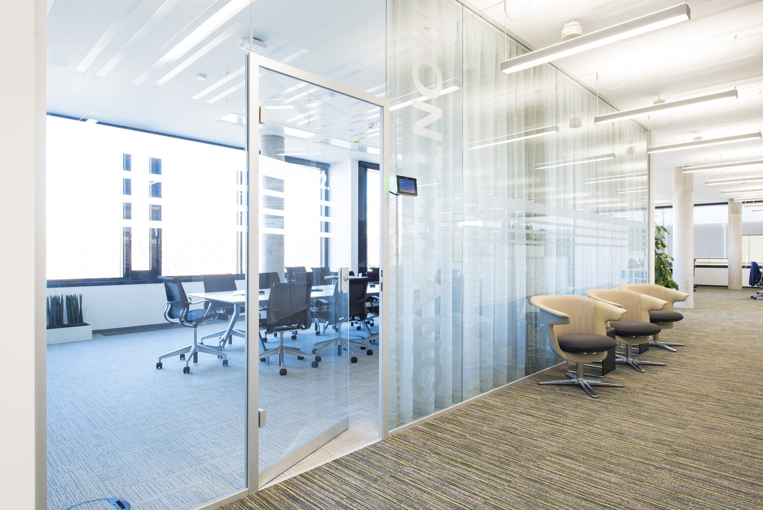 Projekt Citrix Konferenzraum mit rahmenlosen Glastrennwandsystemen