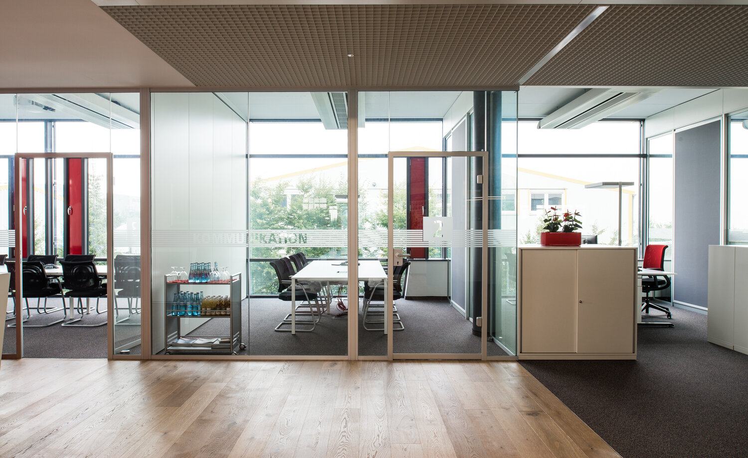 Projekt Schnepf Glastrennwand Büro mit Glastür