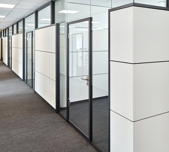 Projekt NetPlans Bürogang mit Glastrennwand mit dunklem Rahmen