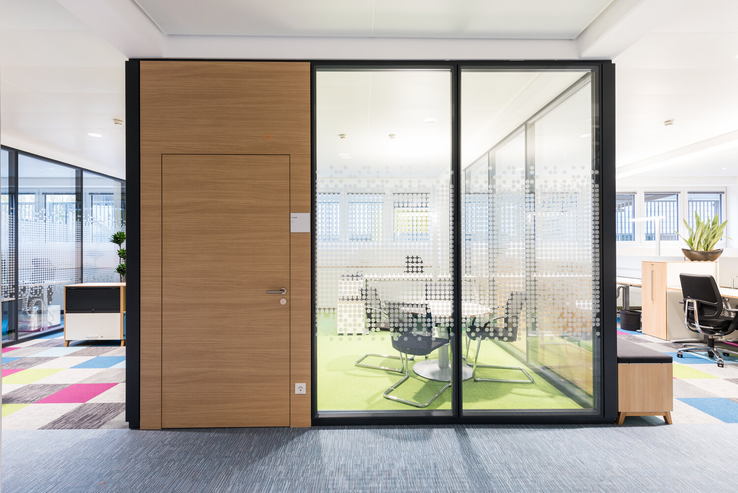 Projekt Fiducia Konferenzraum mit teil-bedruckten Glastrennwänden und Volltür in Holzoptik