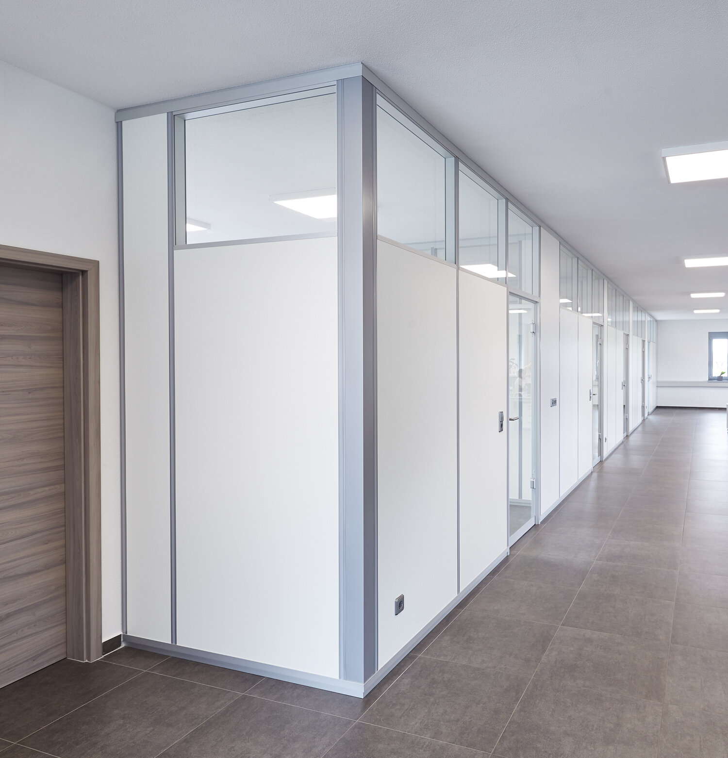 Projekt Leber weiße Trennwandsysteme aus Vollwand mit Alurahmen