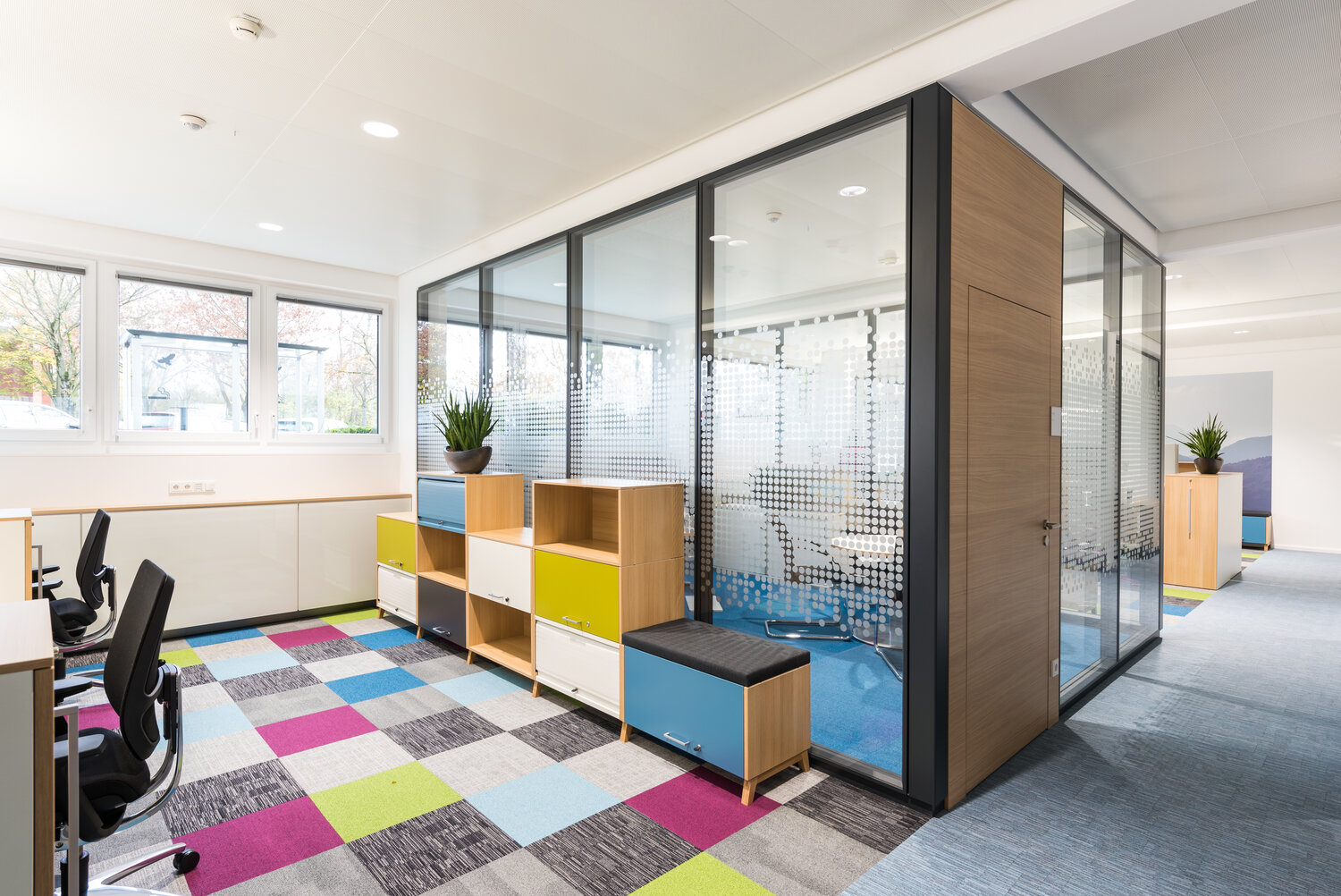 Projekt Fiducia Konferenzraum mit individuell bedruckten Glastrennwänden und Volltür