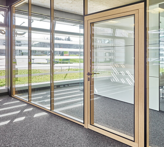 Projekt Showroom Panwood Glastrennwand mit Holzstützen und Glastür