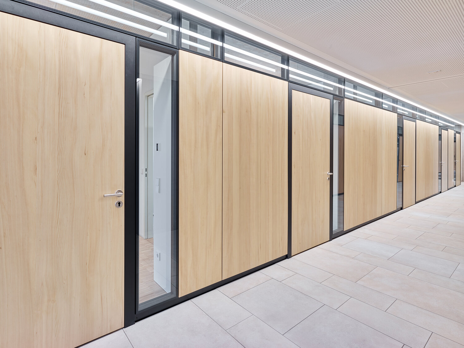 Projekt Rathaus Trennwandsystem Vollwand Holz mit Holztür