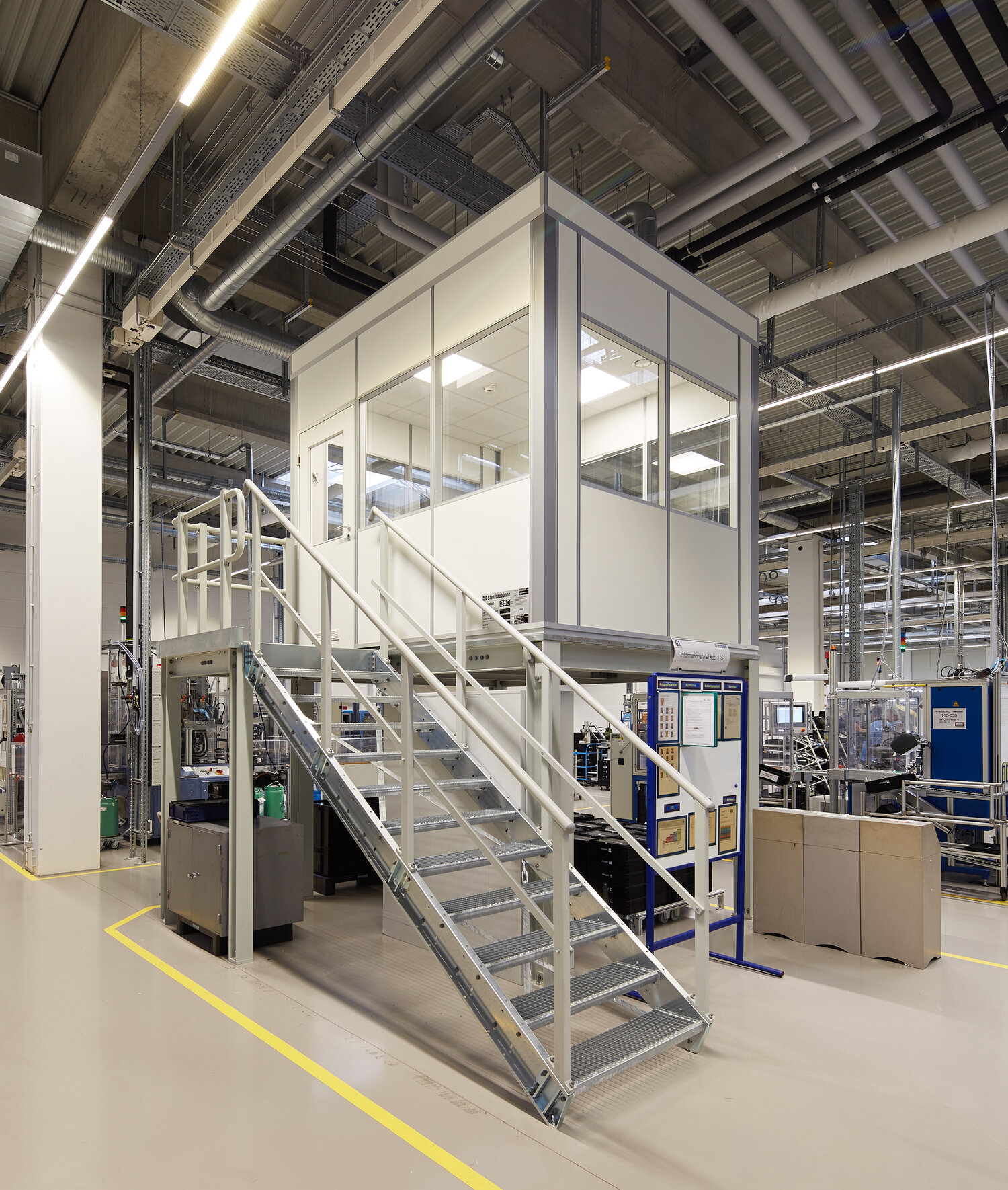 Projekt EBM Hallenbüro auf Stützen in Produktionsstätte