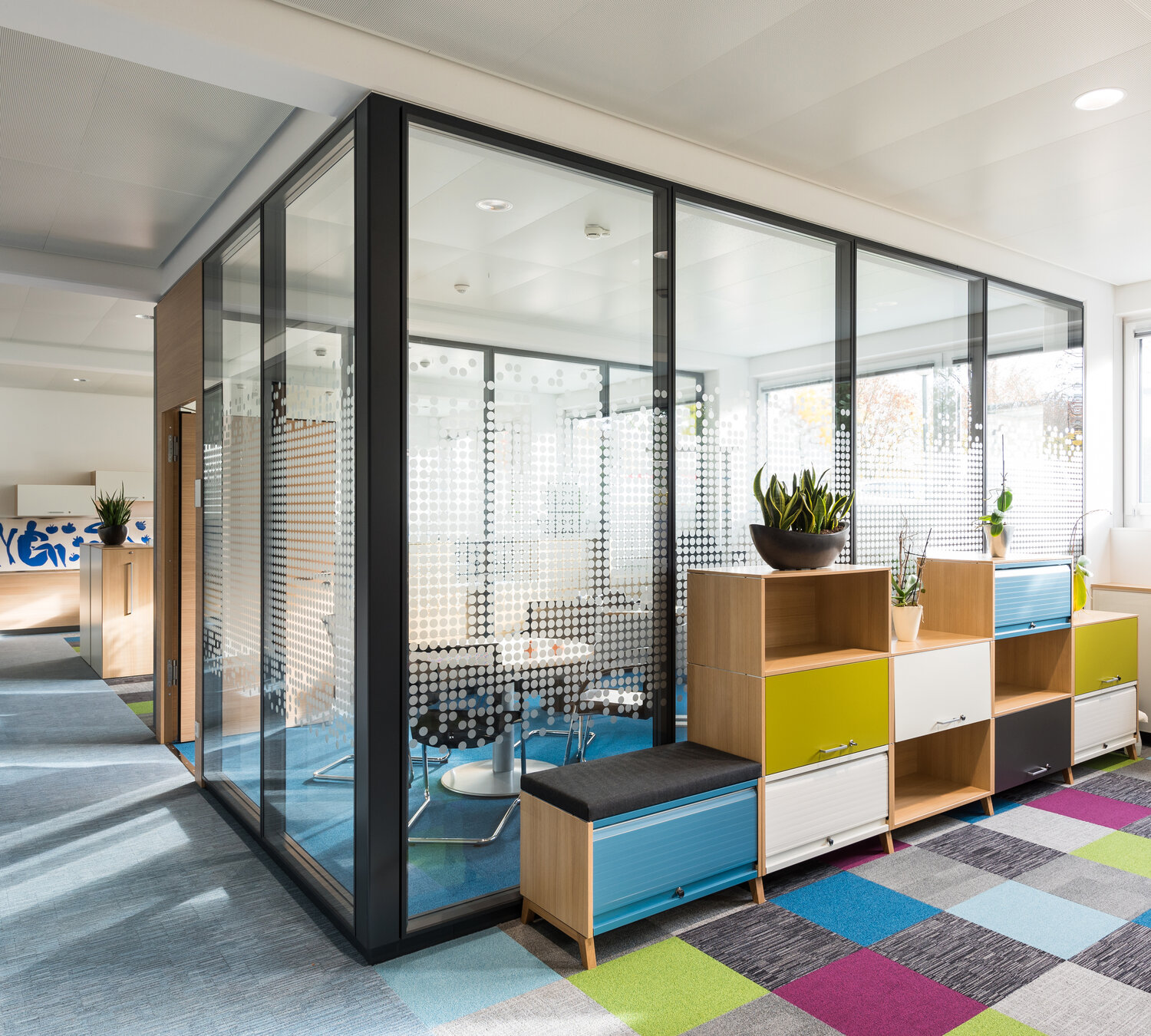 Projekt Fiducia Raum-in-Raum System mit bedruckten Glastrennwänden und Volltür