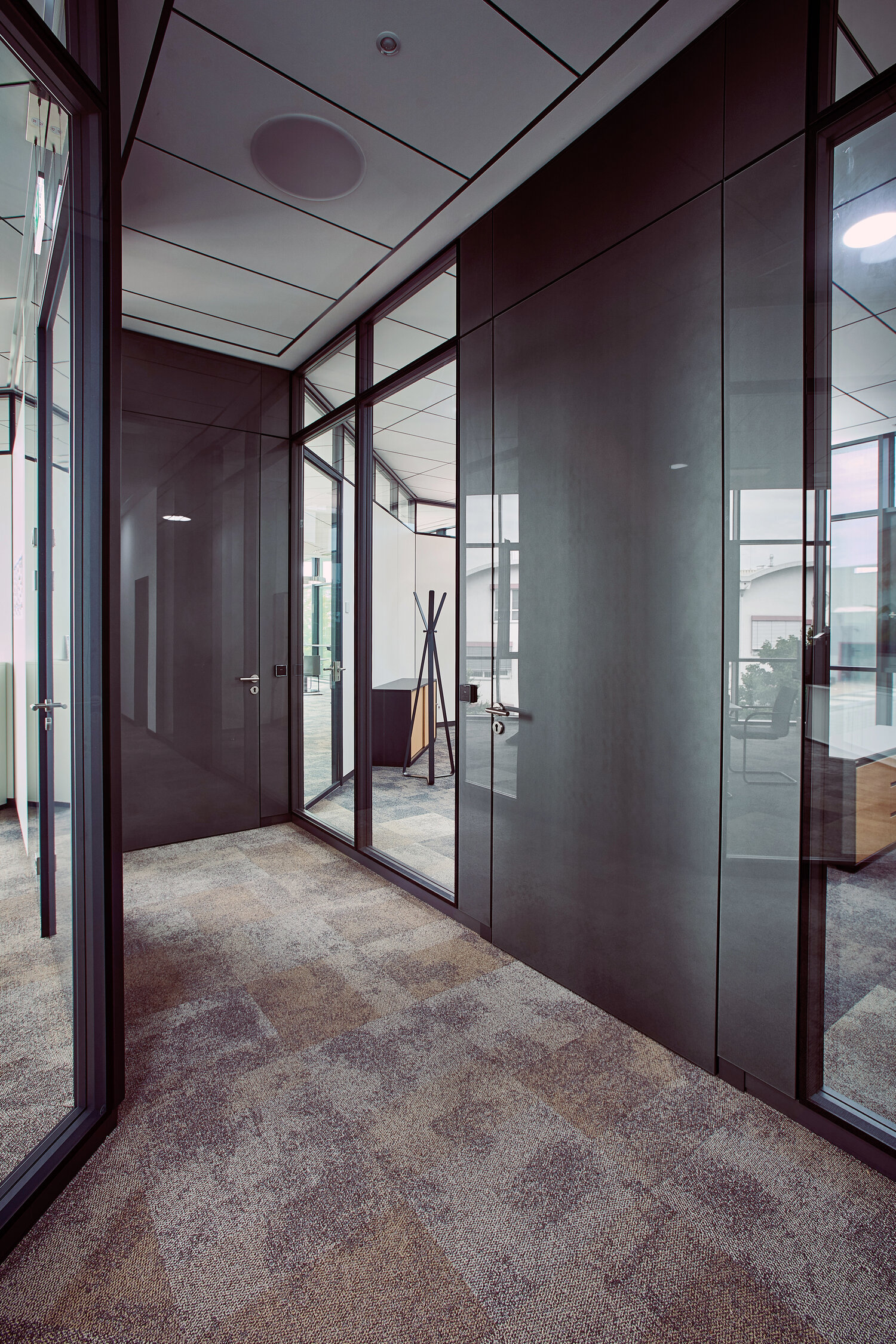 Projekt Fischer Büroflur mit Glastrennwänden und Volltüren in schwarz