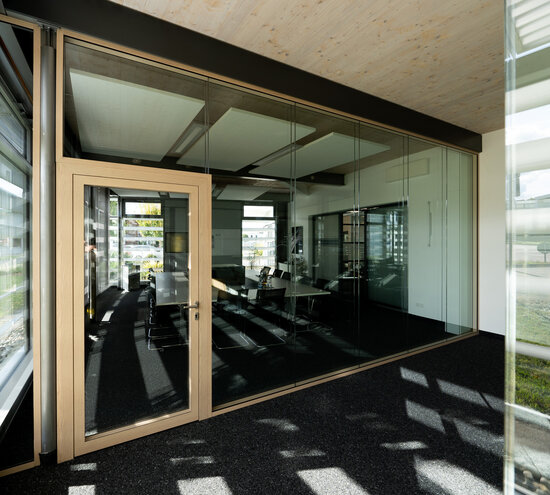 Projekt Showroom Glastrennwand mit Glastür