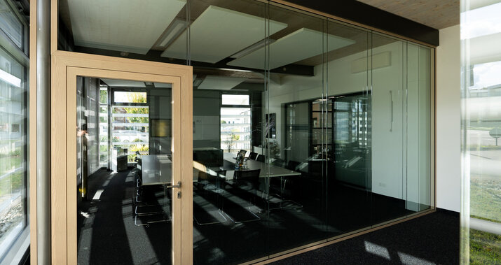 Projekt Showroom Glastrennwand mit Glastür