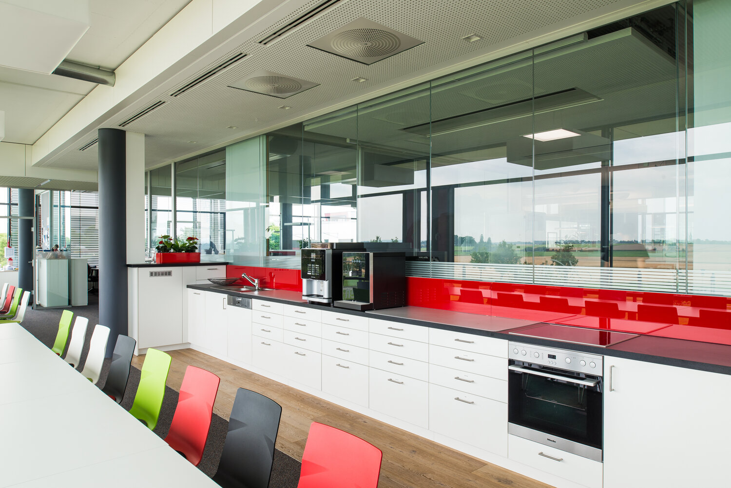 Projekt Schnepf Büroküche mit Glastrennwandsystem