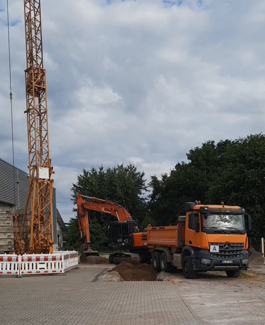 Bagger, Kran und LKW auf Baustelle